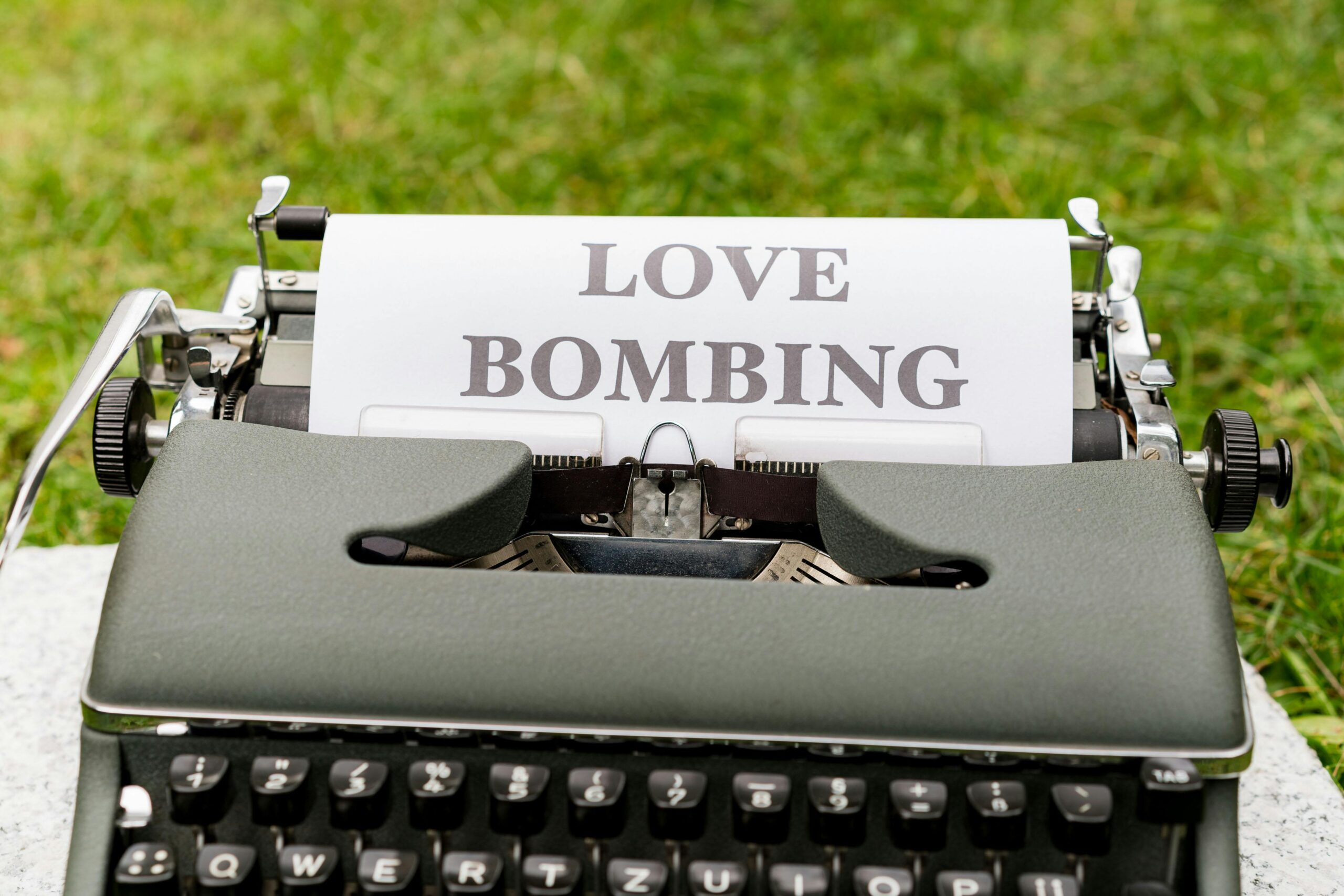 Love Bombing Nedir